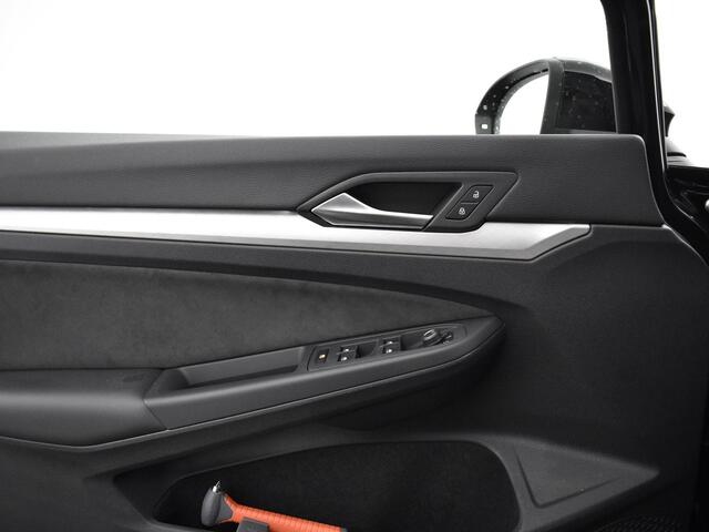 Volkswagen GOLF Variant 1.0 eTSI 110pk DSG Life Business · Camera · Apple Car Play · Keyless · Elek. Bestuurdersstoel + Geheugen & Massage · ACC · Sfeerverlichting · Stuur- & Stoelverwarming · Garantie t/m 05-04-2027 of 100.000km