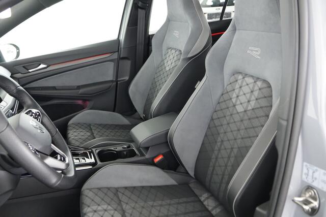 Volkswagen GOLF 1.5 eTSI R-Line / Opendak / IQ-LED / Travelassist / CarPlay