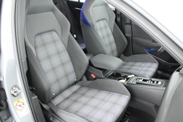 Volkswagen GOLF 1.4 245pk eHybrid GTE Stoelverwarming Panoramadak Virtual Cockpit Navigatie