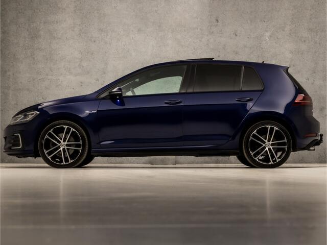 Volkswagen GOLF 1.4 TSI PHEV GTE 204Pk Automaat (SCHUIFDAK, VIRTUAL COCKPIT, LEDER/ALCANTARA, APPLE CARPLAY, CAMERA, STOELVERWARMING, GETINT GLAS, LED KOPLAMPEN, KEYLESS, NIEUWSTAAT)