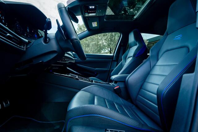 Volkswagen GOLF R 2.0 TSI 4Motion ABT Akrapovic | Panorama dak | Head-up | Lederen schaalstoelen | Memory | ID+ LED NL auto