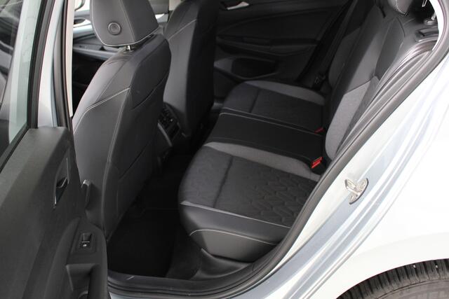 Volkswagen GOLF 1.5 TSI Life | Navigatie | PDC | Camera | LM'16 | Side Assist