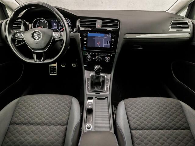 Volkswagen GOLF 1.0 TSI Sportline (APPLE CARPLAY, GROOT NAVI, CLIMATE, STOELVERWARMING, SPORTSTOELEN, ADAPTIVE CRUISE, PARKEERSENSOREN, LM VELGEN, GETINT GLAS, NIEUWSTAAT)