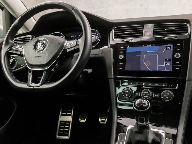 Volkswagen GOLF 1.0 TSI Sportline (APPLE CARPLAY, GROOT NAVI, CLIMATE, STOELVERWARMING, SPORTSTOELEN, ADAPTIVE CRUISE, PARKEERSENSOREN, LM VELGEN, GETINT GLAS, NIEUWSTAAT)