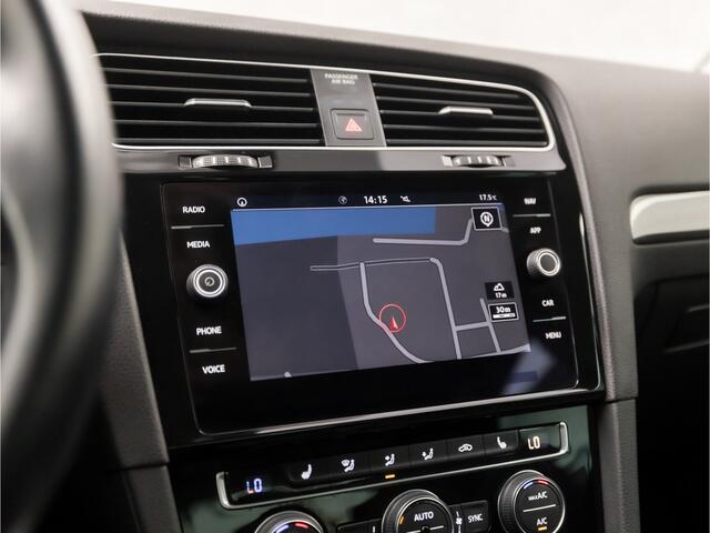 Volkswagen GOLF 1.0 TSI Sportline (APPLE CARPLAY, GROOT NAVI, CLIMATE, STOELVERWARMING, SPORTSTOELEN, ADAPTIVE CRUISE, PARKEERSENSOREN, LM VELGEN, GETINT GLAS, NIEUWSTAAT)