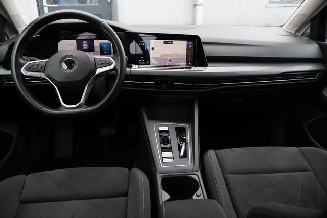 Volkswagen GOLF 1.5 eTSI R-Line Virtual Cockpit, Panoramadak, Camera, Park assist, Apple Carplay