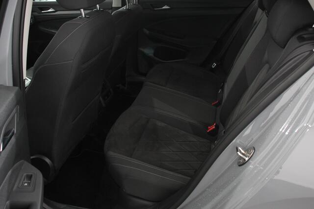 Volkswagen GOLF 1.4 eHybrid DSG Style 204 Pk | Navigatie | Adaptive Cruise Control | Lane Assist | Privacy Glass | Stoel/Stuurverwarming |
