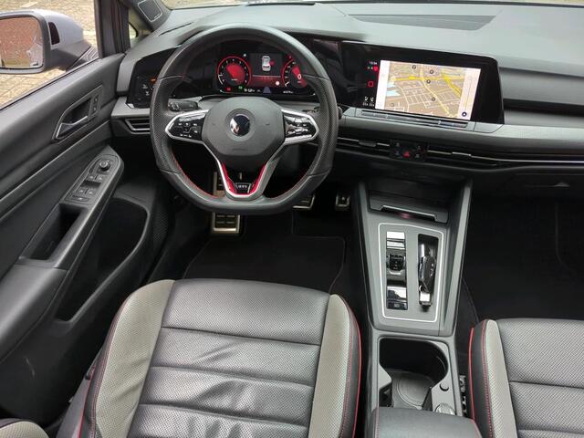 Volkswagen GOLF 2.0 TSI GTI Clubsport / AUTOMAAT/ 300 PK/ PANO/ HARMAN KARDON/ CAMERA/ PARK. SENSOREN/ LEDEREN MEMORY SEATS/ STOEL VERWARM. EN VENTILATIE/ IQ. LIGHT/ HEAD-UP DISPLAY/ NAVI/ CLIMA/ 19" LMV