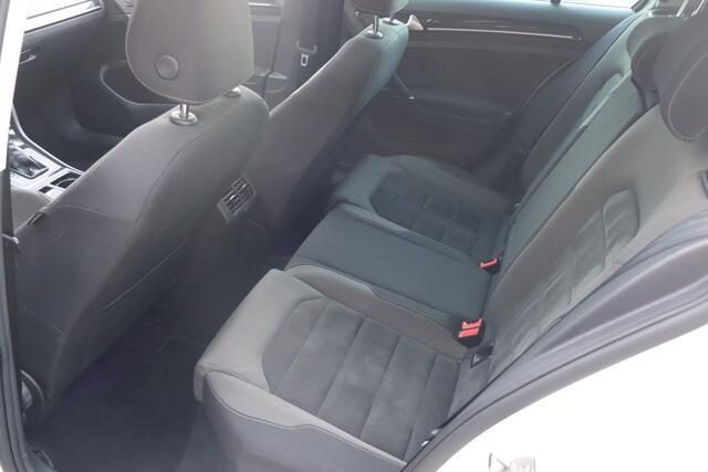 Volkswagen GOLF 1.4 TSI Highline Business R-Line Panoramadak I Apple Car-play
