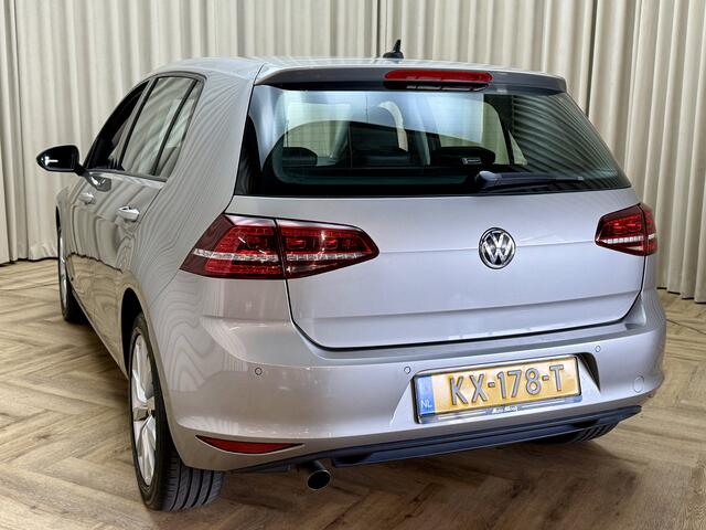 Volkswagen GOLF 1.6 TDI Connected Series *Eerste Eigenaar* Stoelmassage / 1/2 Leder / Adapt. Cruise / Uitklapbare Trekhaak / Carplay / Stoelverwarming / Org.NL!