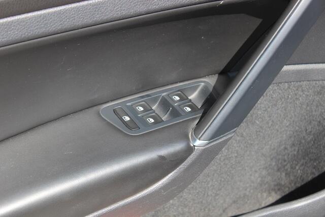 Volkswagen GOLF Variant 1.0 TSI Comfortline Business Navi/Carplay, PDC incl Camera, Pearls White, Trekhaak DSG
