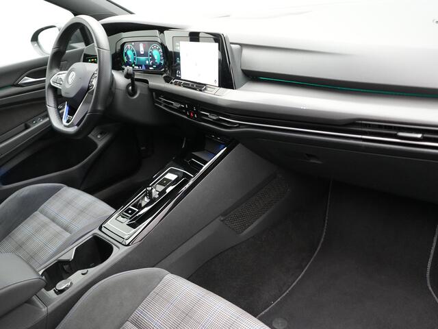 Volkswagen GOLF GTE 245pk Plug In Hybrid Black Optic PHEV | Adaptive Cruise | Camera | IQ Light | Sportstoelen Verwarmd | 18"L.M | Virtual | Apple Carplay | Sfeerverlichting | Keyless |