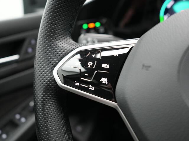 Volkswagen GOLF GTE 245pk Plug In Hybrid Black Optic PHEV | Adaptive Cruise | Camera | IQ Light | Sportstoelen Verwarmd | 18"L.M | Virtual | Apple Carplay | Sfeerverlichting | Keyless |