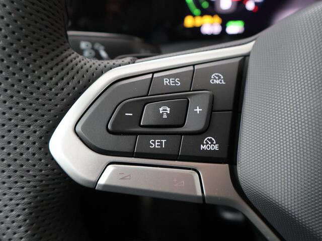 Volkswagen GOLF 8 GTE 1.5 eHybrid 200 kW / 272 pk Hatchback 6 versn. DSG | Black Style | Panoramadak |