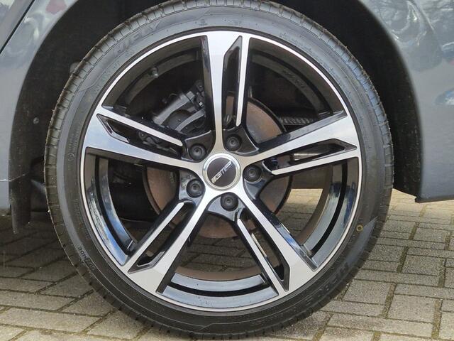 Volkswagen GOLF 1.5 TSI LIFE Bus. Autom. Navi+ Climate DAB Apple Car Trekh.