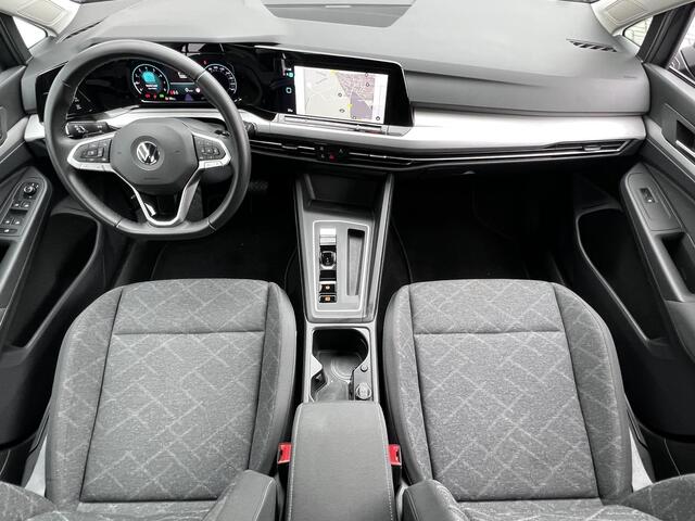 Volkswagen GOLF Variant 1.5 eTSI Life Business Automaat / Trekgewicht 1.400 kg / Navigatie / Digitaal dashboard / Climate control / Navigatie / Apple Carplay Android /