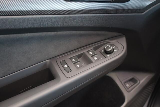 Volkswagen GOLF 1.5 eHybrid GTE 272pk | Panoramadak | Matrix | Trekhaak elektr.