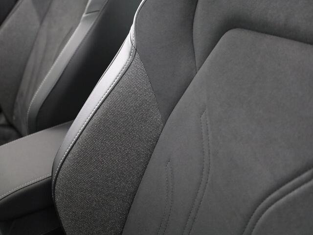 Volkswagen GOLF 1.5 eHybrid Style Edition 204PK | Panoramadak | Wegklapbare trekhaak | Sportonderstel | Led matrix | Stoelverwarming | 18 Inch