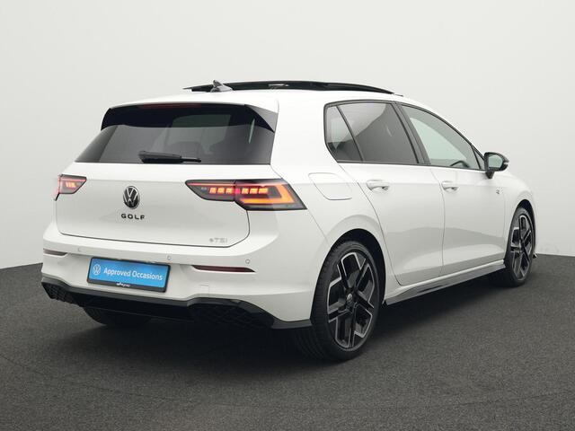 Volkswagen GOLF 1.5 eTSI 150 pk DSG R-Line Edition | Panoramadak | Head-up display | Stoel-/stuurverwarming | IQ Light | Achteruitrijcamera | Sportstoelen | 18 inch