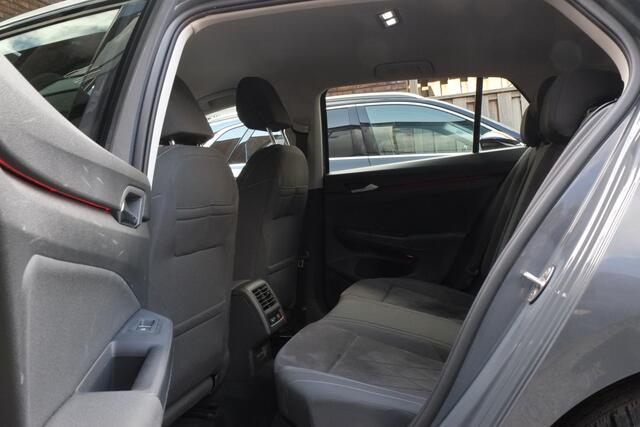 Volkswagen GOLF 1.5 eTSI Style AUT Trekhaak, Achteruitrijcamera, Navigatie, ACC, Dodehoek detectie