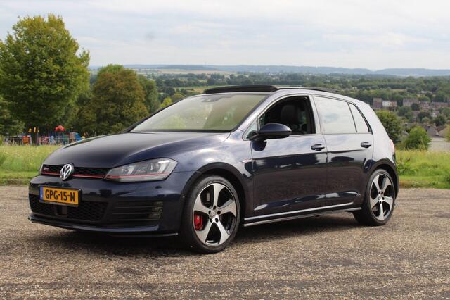 Volkswagen GOLF GOLF 7 GTI 2.0 PERF DSG /Panorama dak/ VW dealer onderhouden