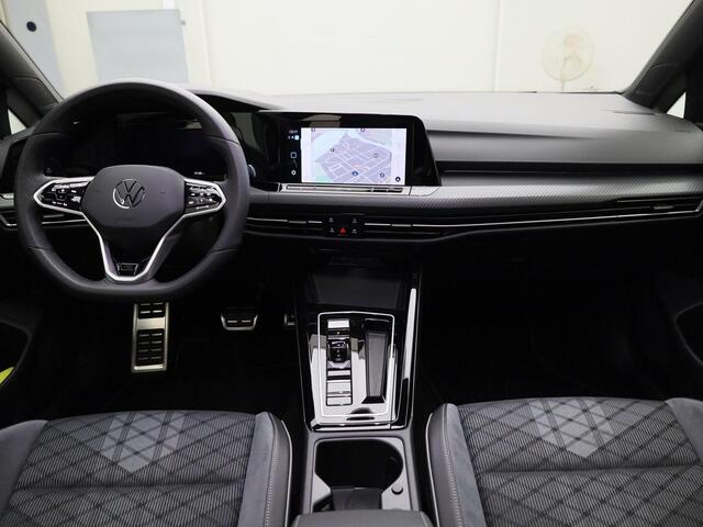 Volkswagen GOLF 1.5eTSI/150PK R-Line Blackstyle DSG · Panoramadak · Trekhaak · Camera + Parkeersensoren · Garantie tot december 2025