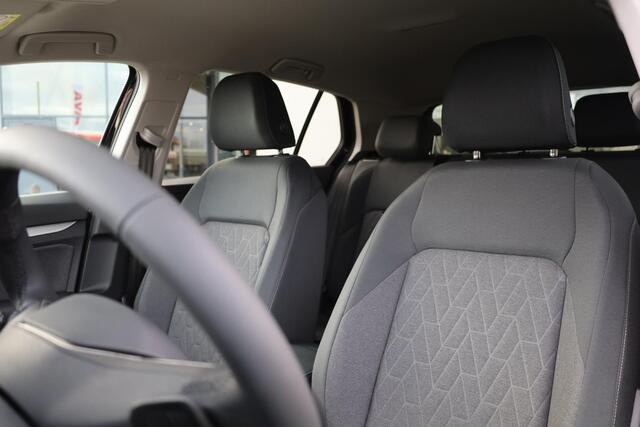 Volkswagen GOLF 1.5 eHybrid Life Edition 204PK / 150kW, Achteruitrijcamera, stoel- en stuurwiel verwarming, navigatie, Apple Carplay / Android Auto, 17" 'Nottingham' LMV, LED verlichting, DAB+, spraakbediening (voice-control), digital cockpit pro, multifunctioneel ledere