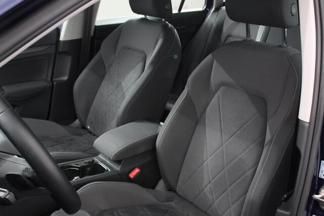 Volkswagen GOLF Variant 1.5 eTSI 150pk DSG Style | Navigatie | Apple Carplay/Android Auto | Climate Control | Camera | Parkeersensoren | Park Assist | Adaptive Cruise control | Wegklapbare trekhaak | Stoel- en stuurverwarming | Climatronic | Virtual Cockpit