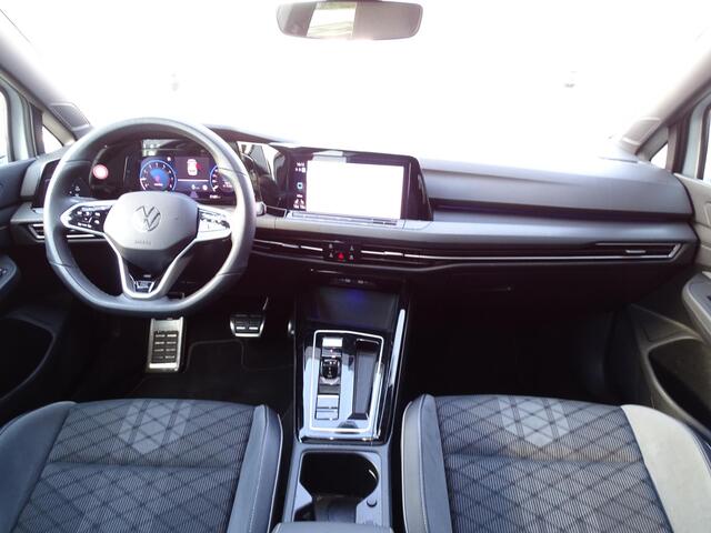 Volkswagen GOLF 1.5 eTSI R-Line 3x R LINE | NAVIGATIE | PANORAMADAK | SPORT INTERIEUR | ADAPTIEVE CRUISE| STUUR/STLE VERWARMING | IQ LED PAKKET | ACHTERUIT RIJ CAMERA | SFEERVERLICHTING |