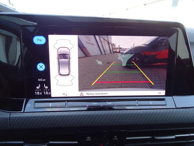 Volkswagen GOLF 1.5 eTSI R-Line 3x R LINE | NAVIGATIE | PANORAMADAK | SPORT INTERIEUR | ADAPTIEVE CRUISE| STUUR/STLE VERWARMING | IQ LED PAKKET | ACHTERUIT RIJ CAMERA | SFEERVERLICHTING |