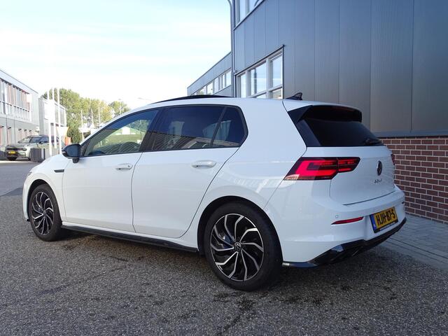 Volkswagen GOLF 1.5 eTSI R-Line 3x R LINE | NAVIGATIE | PANORAMADAK | SPORT INTERIEUR | ADAPTIEVE CRUISE| STUUR/STLE VERWARMING | IQ LED PAKKET | ACHTERUIT RIJ CAMERA | SFEERVERLICHTING |