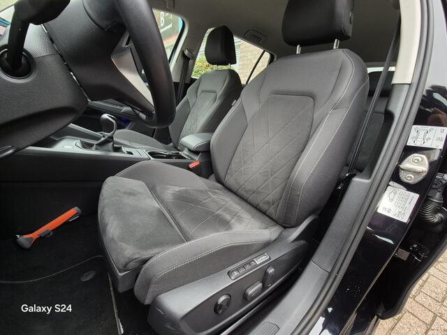 Volkswagen GOLF Variant 2.0 TDI Life Business Trekhaak, Apple-Carplay, El.verst.stoel.