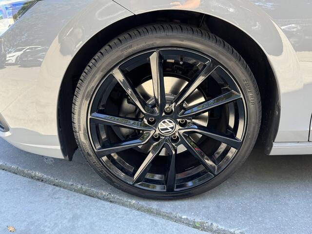 Volkswagen GOLF 1.5 eTSI 150pk DSG Style 1st Edition Black Panoramadak Winterpakket 19" Velgen IQ Light Massagestoel