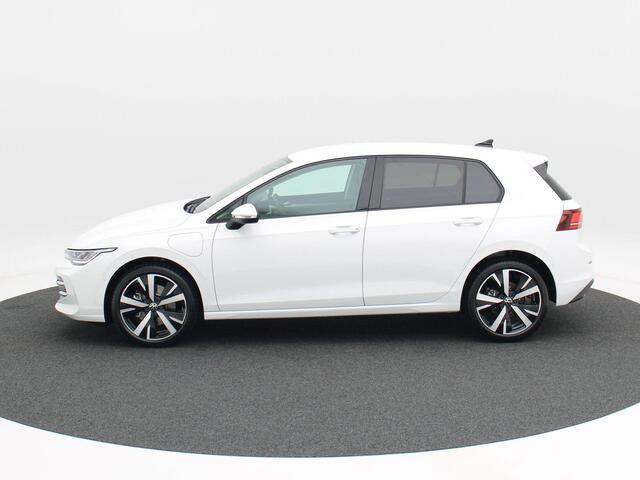 Volkswagen GOLF Life Edition 1.5 eHybrid 204 PK | Trekhaak | Adaptive Cruise Control | Stoelverwarming | 18" Lichtmetalen Velgen |