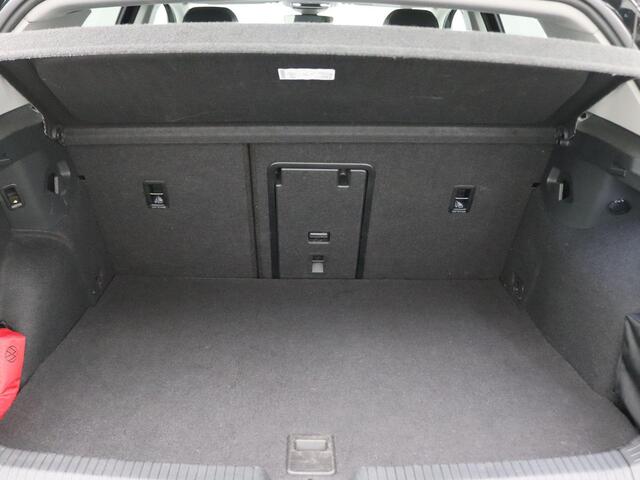 Volkswagen GOLF 1.5 eHybrid Style Edition 204PK DSG Trekhaak, Head-Up Display, ErgoActive Stoel, Achteruitrijcamera, Stoel-Stuurverwarming, Navi, Alarm, 18" LM Velgen, Adaptieve Cruise Control