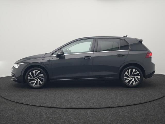 Volkswagen GOLF 1.4 eHybrid Style Plug In Hybrid 204pk Dealer O.H PHEV | Adaptive Cruise | Sportstoelen Massage & Memory | IQ Light | Sfeerverlichting | Apple Carplay | Stoelen & Stuur Verwarmd | Virtual | Navigatie | DAB |