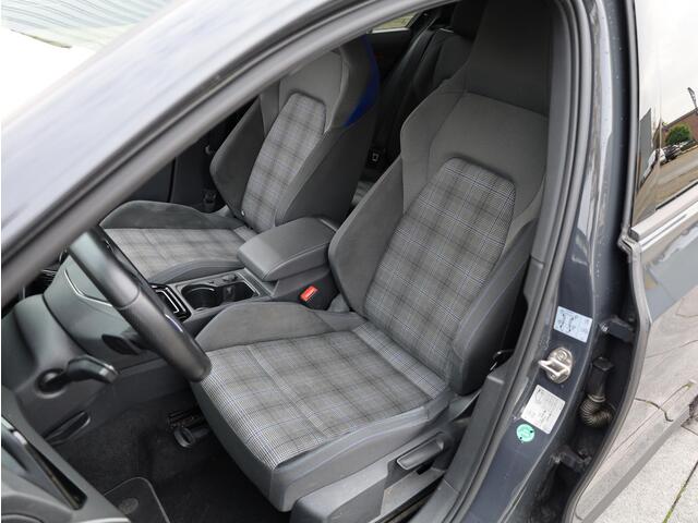 Volkswagen GOLF 8 GTE 245PK | Achteruitrijcamera | Stoel&Stuurverwarming | Carplay/Android | Trekhaak | Getint Glas |