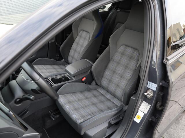 Volkswagen GOLF GTE 1.4 eHybrid 245PK | Achteruitrijcamera | Stoel&Stuurverwarming | Carplay/Android | 18"Inch |