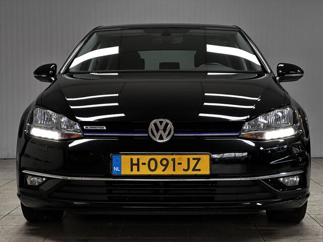Volkswagen GOLF 1.5 TSI Highline/ Facelift!/ Trekhaak/ Apple + Android/ 16'' LMV/ Stoelverw./ Extra getint glas/ PDC V+A/ Navi/ Adaptive Cruise/ Multi. LEDER. Stuur/ Mistl./ LED Dagrijverl.