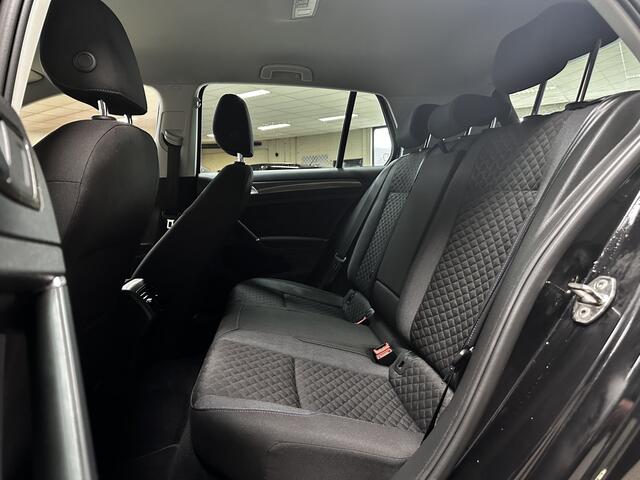 Volkswagen GOLF 1.5 TSI Highline/ Facelift!/ Trekhaak/ Apple + Android/ 16'' LMV/ Stoelverw./ Extra getint glas/ PDC V+A/ Navi/ Adaptive Cruise/ Multi. LEDER. Stuur/ Mistl./ LED Dagrijverl.