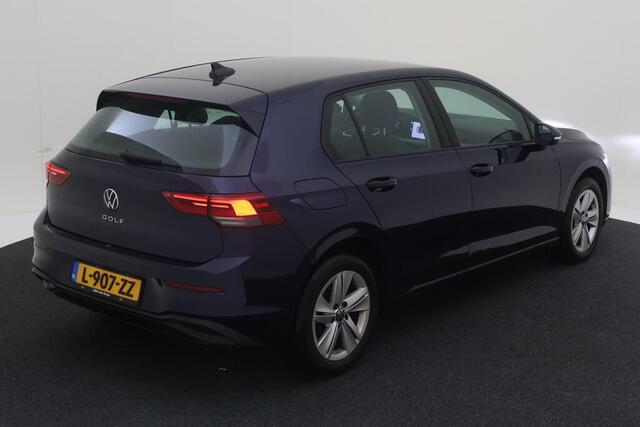 Volkswagen GOLF 1.0 TSI Life / Navigatie / Parkeersensoren V+A / Lichtmetaal 16 inch / App connect /