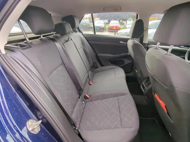 Volkswagen GOLF 1.0 TSI Life / Navigatie / Parkeersensoren V+A / Lichtmetaal 16 inch / App connect /