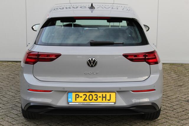 Volkswagen GOLF 1.5-150pk TSI Highline. Erg nette, sportieve en goed onderhouden VW Golf ! Slechts 41.000km ! Autm. airco dual, digitaal dashb., adapt. cruise cntrl, navigatie, tel. voorb., trekhaak + afn. kgl, IQ lights, LM wielen, elektr. panoramadak, stoel- en stuurv