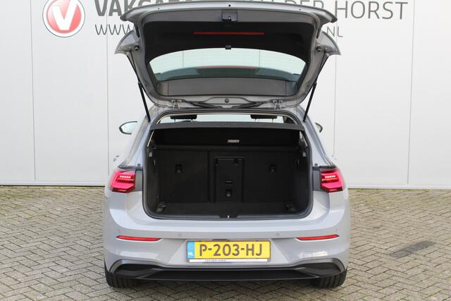 Volkswagen GOLF 1.5-150pk TSI Highline. Erg nette, sportieve en goed onderhouden VW Golf ! Slechts 41.000km ! Autm. airco dual, digitaal dashb., adapt. cruise cntrl, navigatie, tel. voorb., trekhaak + afn. kgl, IQ lights, LM wielen, elektr. panoramadak, stoel- en stuurv