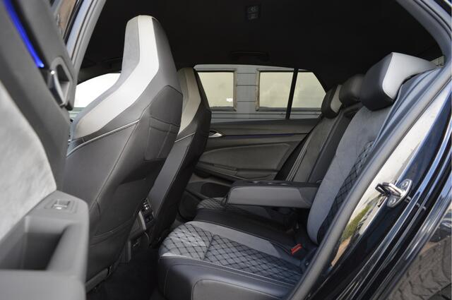 Volkswagen GOLF 1.5 eTSI R-Line | ACC | CAMERA | SFEERVERLICHTING | KEYLESS |