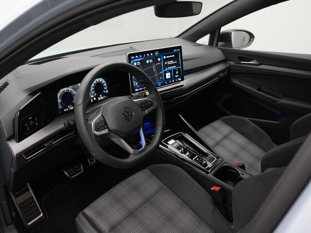 Volkswagen GOLF 1.5 eHybrid 272 pk DSG GTE | Trekhaak | Adaptief onderstel | Head-up display | Stuur-/stoelverwarming