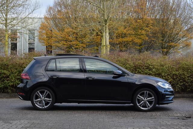 Volkswagen GOLF 1.6 TDI Highline Business R Pano ACC Lane Elekstoel