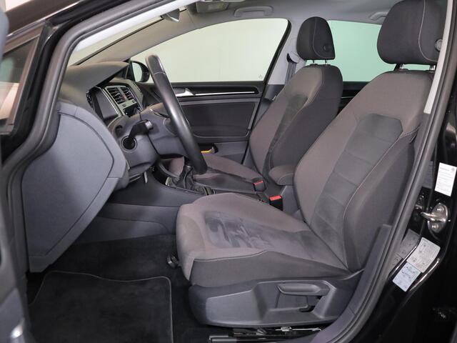 Volkswagen GOLF 1.0 TSI Highline 115 pk | Navigatie | Panoramadak | Parkeersensoren (Park assist) | Achteruitrijcamera | LED koplampen | Stoelverwarming |