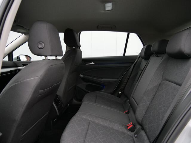 Volkswagen GOLF 1.0 eTSI Life Business 111 Pk Automaat Navigatie / Apple Carplay / DAB / Camera