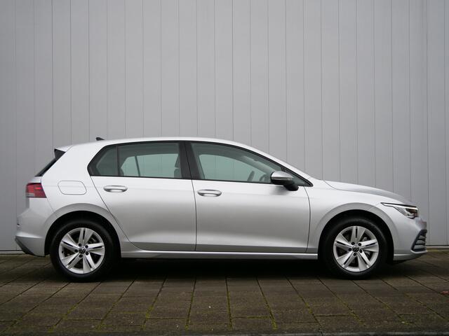 Volkswagen GOLF 1.0 eTSI Life Business 111 Pk Automaat Navigatie / Apple Carplay / DAB / Camera